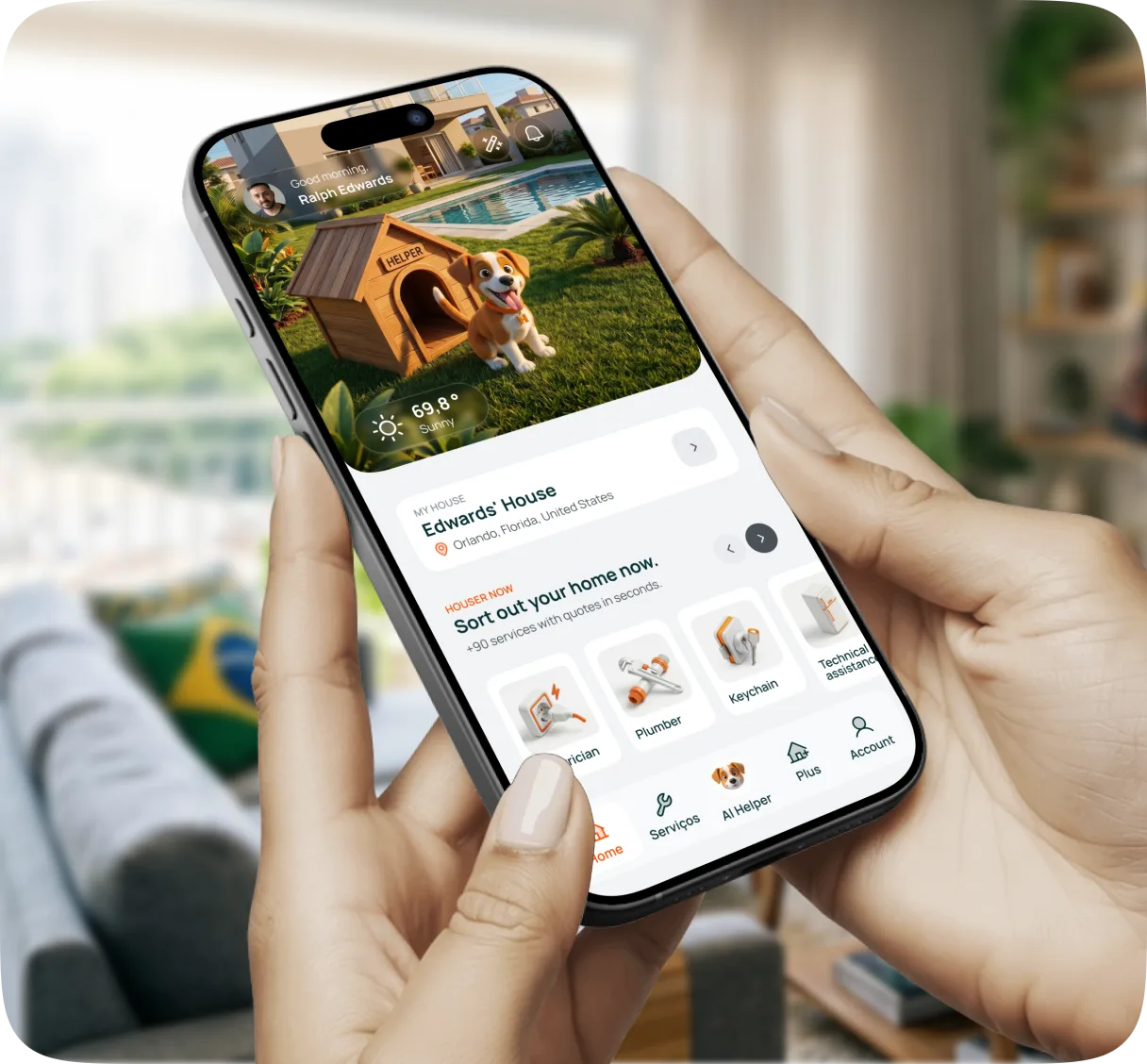 Mãos segurando um celular com o app Houser aberto, mostrando a tela inicial com o mascote no jardim