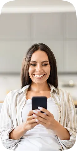 Cliente satisfeita usando o app Houser no sofá